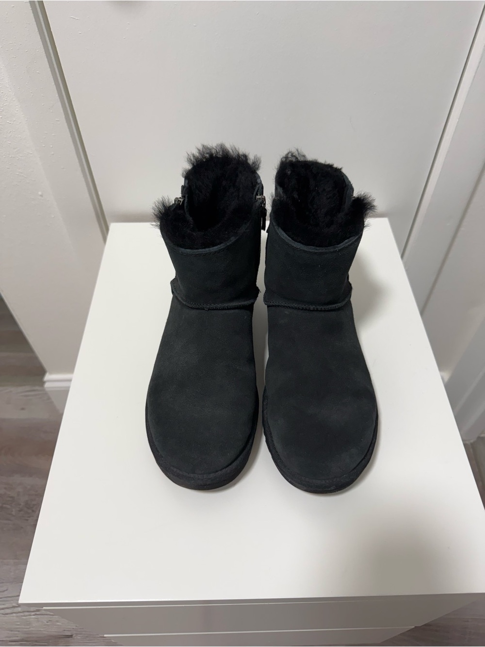 UGG Black Suede Sheepskin Side Zip Boots – Women’s 9